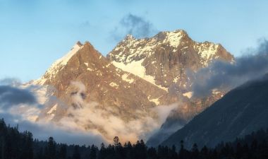 Dağ vadisinde gün batımı. Yaz mevsiminde güzel doğal manzara