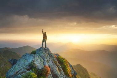 Parlak gün batımı sırasında dağ Vadisi. Yaz aylarında güzel doğal peyzaj