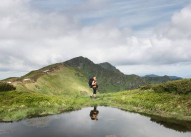 Turistik dağ tepe üzerinde. Spor ve aktif bir yaşam konsepti