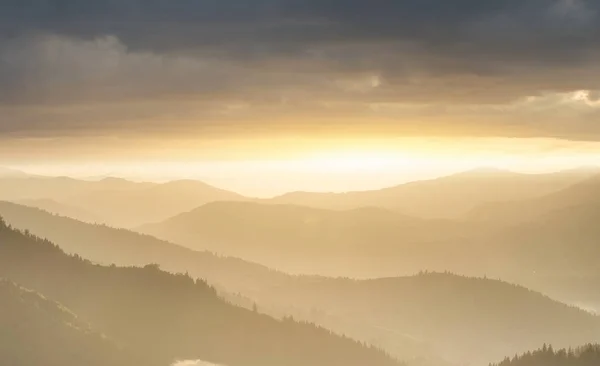日の出の間に丘線 美しい自然の風景 — ストック写真