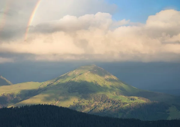 Regenbogen Über Bergen Regen Wunderschöne Naturlandschaft — Stockfoto