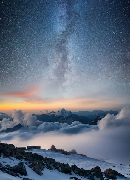 Gece zaman kışın dağ. Kış zamanında doğal peyzaj