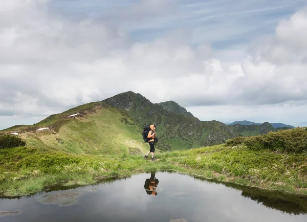 Turista Sulla Cima Della Montagna Sport Concetto Vita Attiva — Foto Stock