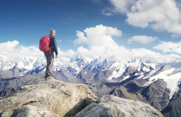 Τουρίστας Στην Οροσειρά Στα Σύννεφα Έννοια Ενεργό Ζωή — Φωτογραφία Αρχείου