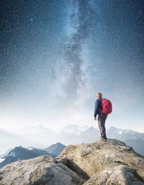 Turistik dağ bulutlar üzerinde. Aktif yaşam kavramı