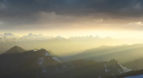 Bergkamm Bei Sonnenaufgang Wunderschöne Naturpanorama Landschaft Sommer — Stockfoto
