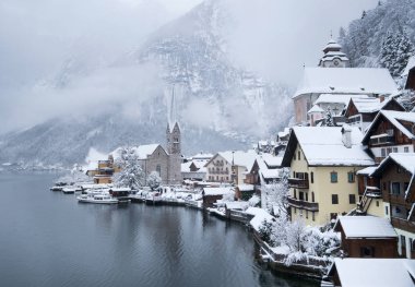 Avusturya Hallstat köyde. Dağ Vadisi lake yakınındaki güzel köy