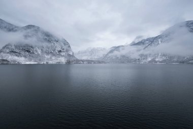 Dağ Valley Gölü Panoraması. Avusturya'da güzel doğal peyzaj