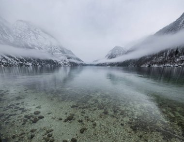 Dağ Valley Gölü Panoraması. Almanya güzel doğal peyzaj