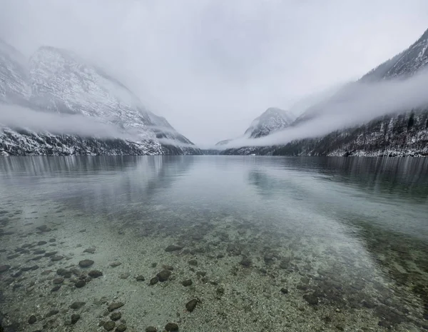 Dağ Valley Gölü Panoraması. Almanya güzel doğal peyzaj