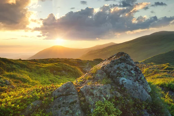 Bergen Solnedgången Vackra Naturlandskap Sommaren Tim — Stockfoto