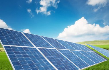 Güneş paneli alanı üzerinde. Ekolojik enerji kavramı ve fikir