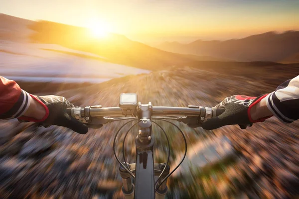 快速骑自行车在山谷中 体育和积极的生活理念 — 图库照片