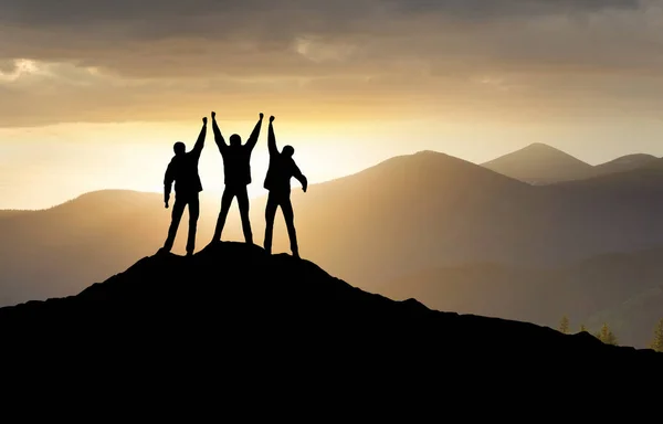 Silhouetten Des Teams Auf Dem Gipfel Des Berges Sport Und — Stockfoto