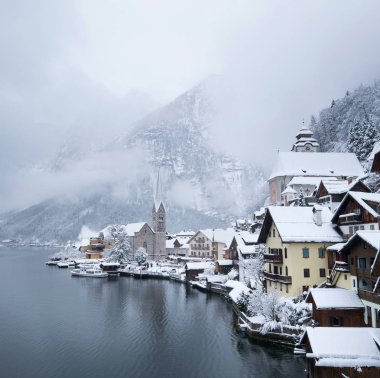 Avusturya Hallstat köyde. Dağ Vadisi lake yakınındaki güzel köy