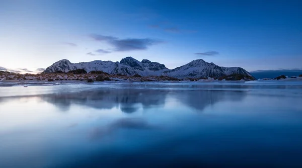 山の尾根と湖に反射 ノルウェーの自然の景観 — ストック写真