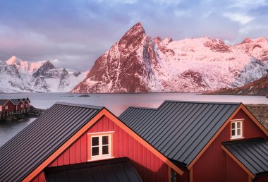 Lofoten Adaları bay evlerde. Gündoğumu sırasında doğal peyzaj