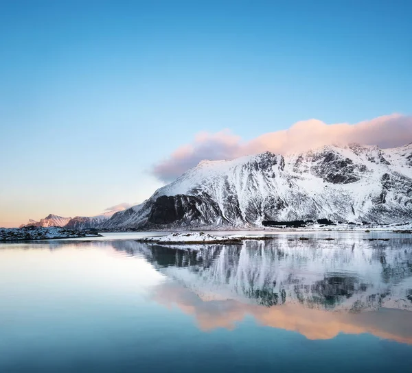 Grzbiet Odbicie Jeziorze Naturalny Krajobraz Norwegii — Zdjęcie stockowe