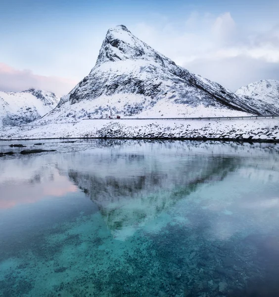 Pico Montaña Reflejo Lago Paisaje Natural Noruega — Foto de Stock