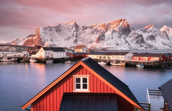 Lofoten Adaları bay evlerde. Gündoğumu sırasında doğal peyzaj