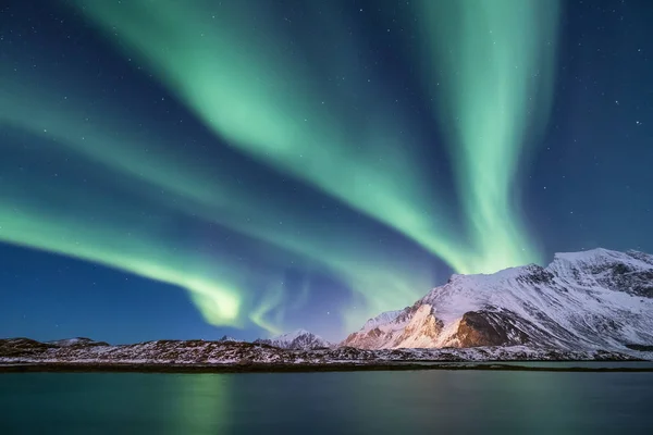 Северное Сияние Горами Красивый Природный Ландшафт Норвегии — стоковое фото