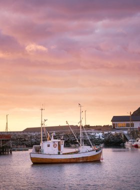 Norveç koyunda tekne. Gündoğumu sırasında güzel doğal kompozisyon