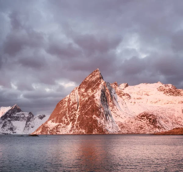 Bergkam Reflectie Het Meer Natuurlijke Landschap Noorwegen — Stockfoto