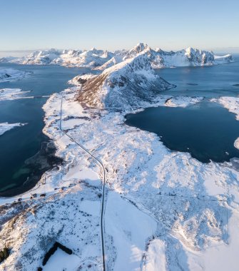Dağlar ve deniz Panoraması. Norveç'te güzel doğal hava manzara