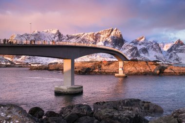 Köprü Lofoten Adaları Bay. Gündoğumu sırasında doğal peyzaj