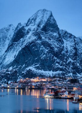 Lofoten Adaları bay evlerde. Gündoğumu sırasında doğal peyzaj
