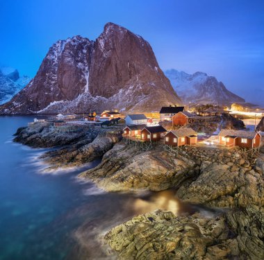 Lofoten Adaları bay evlerde. Gündoğumu sırasında doğal peyzaj