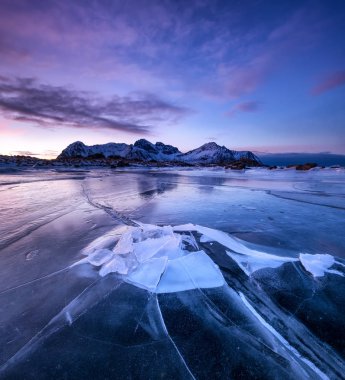 Dağ sırtı ve yansıma gölde. Norveç'te doğal peyzaj
