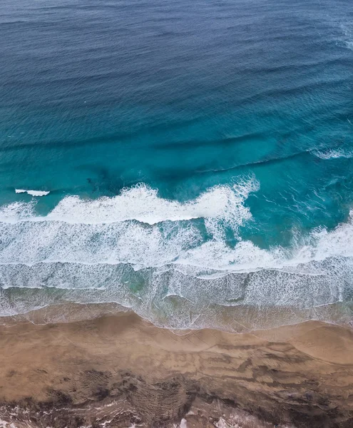 海滩和海浪的鸟瞰图 美丽的自然风景从空气 — 图库照片