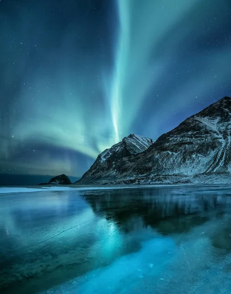 北光越过山脉 美丽的自然风景在挪威 — 图库照片