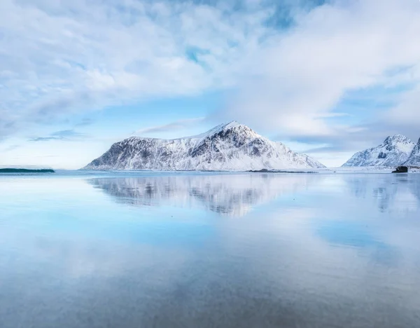 Bergsryggen Och Reflektion Stranden Landskap Norge — Stockfoto