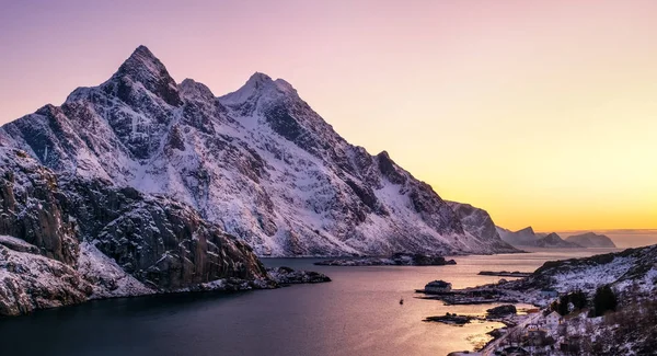 Pico Montaña Bahía Marina Durante Amanecer Paisaje Natural Noruega — Foto de Stock