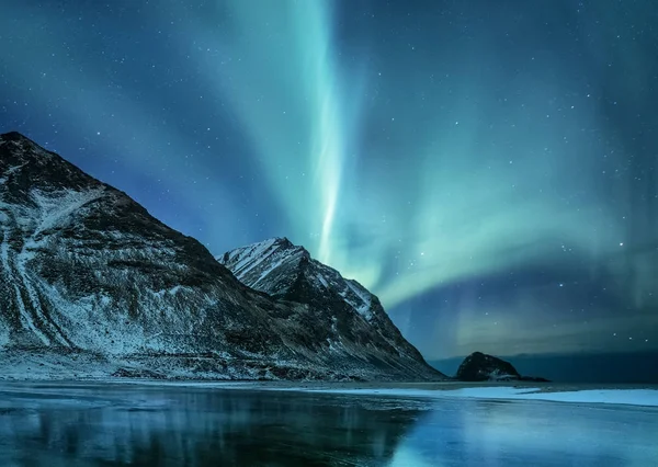 北方的光在山下 美丽的自然风景在挪威 — 图库照片