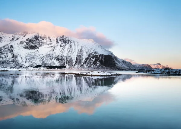 山の尾根と湖に反射 ノルウェーの自然の景観 — ストック写真