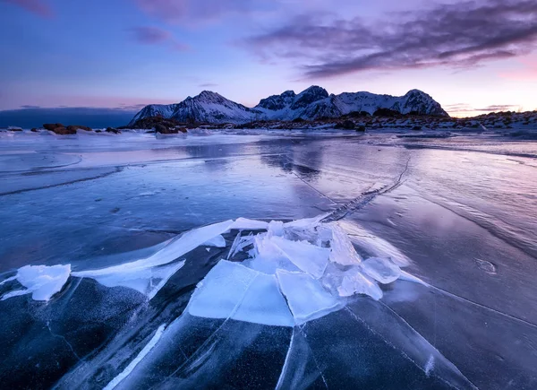 Montaña Cresta Reflejo Lago Paisaje Natural Noruega — Foto de Stock