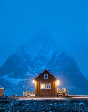 Lofoten Adaları bay evlerde. Gündoğumu sırasında doğal peyzaj