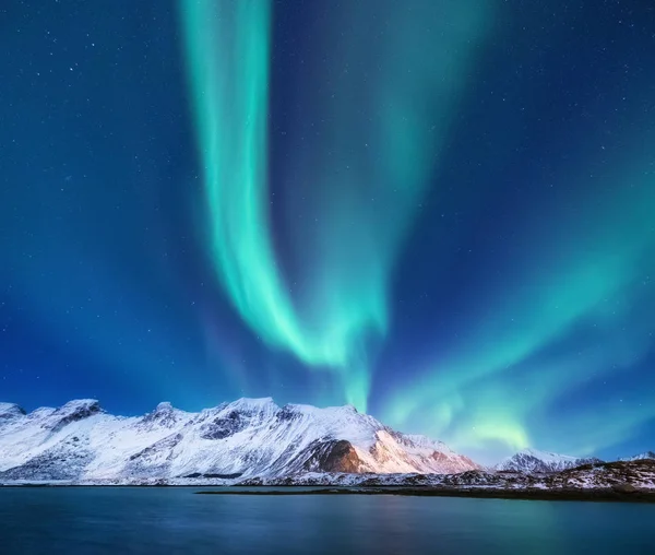 Luz Del Norte Bajo Las Montañas Hermoso Paisaje Natural Noruega —  Fotos de Stock