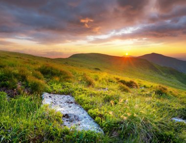 Gün batımında dağlar. Yaz mevsiminde güzel doğal manzara