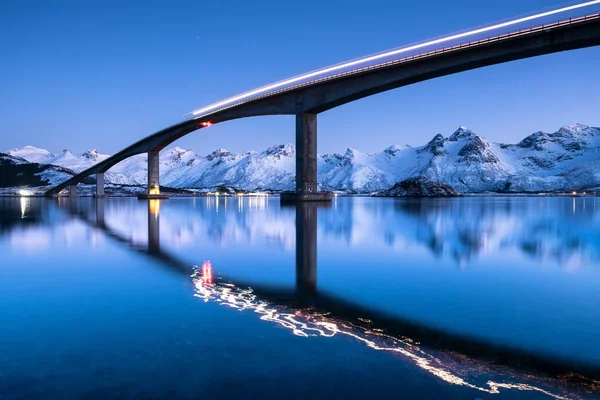 Puente Reflexión Sobre Superficie Del Agua Paisaje Natural Noruega — Foto de Stock