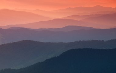 Hills satırları gündoğumu sırasında. Güzel doğal peyzaj