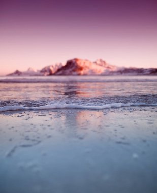 Gündoğumu sırasında deniz manzarası. Sahil güzel doğal peyzaj