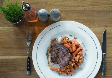 Akşam yemeği arka plan olarak biftek ve ızgara sebze. Kavram ve lezzetli yiyecek fikrine