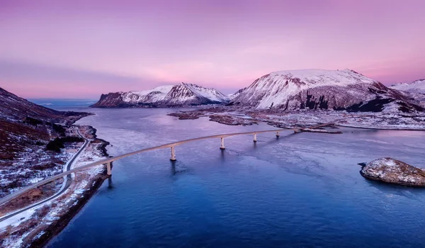 Pont Hautes Montagnes Coucher Soleil Paysage Naturel Norvège — Photo