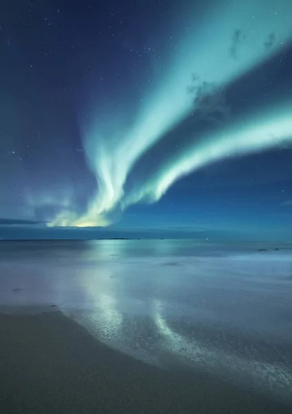 Luz Del Norte Bajo Las Montañas Hermoso Paisaje Natural Noruega —  Fotos de Stock