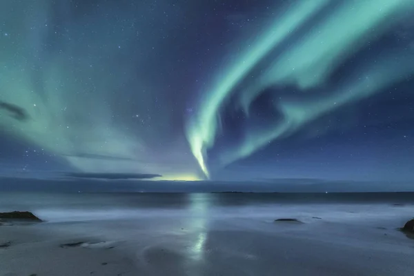 Nordlicht Unter Bergen Wunderschöne Naturlandschaft Norwegen — Stockfoto