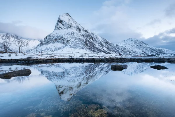 Hegy Csúcsa Mérlegelés Víz Felszínén Természeti Táj Norvégiában — Stock Fotó